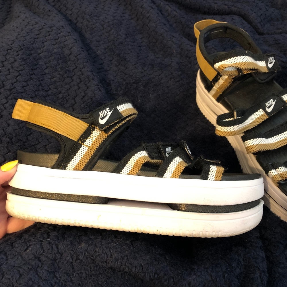 Nike icon classic